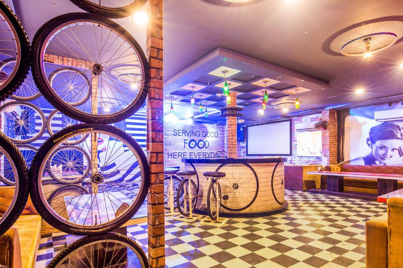 Fabhotel Star Of Taj Restobar Fatehabad Road Agra  Bagian luar foto